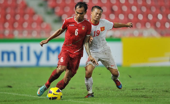 Trời mưa, sân trơn cộng với lối đá thiên về thể lực khó chịu của Myanmar khiến tuyển Việt Nam gặp rất nhiều khó khăn trong việc triển khai lối chơi của mình.